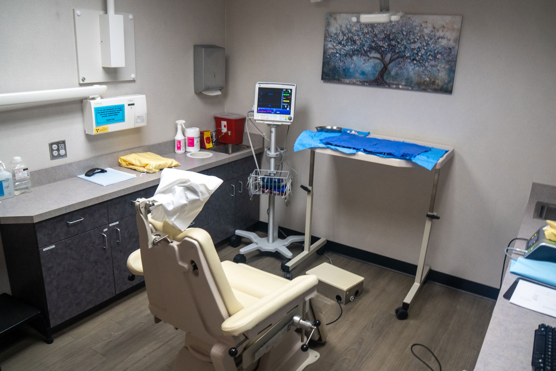 exam room with dental chair, iTero machine, cabinets, and other equipment